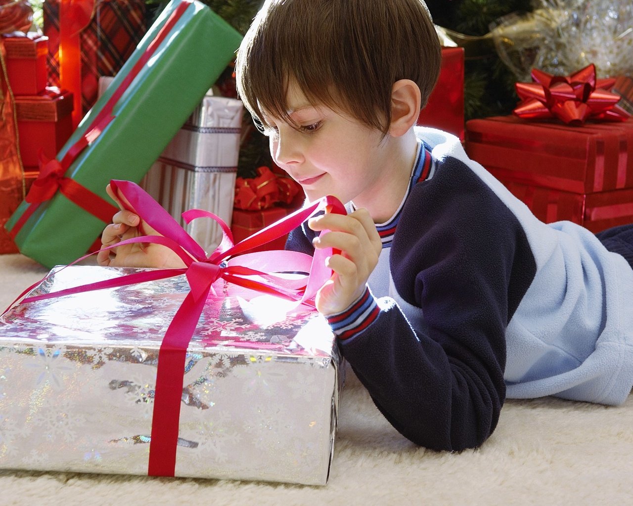 Обои новый год, зима, ребенок, мальчик, подарок, new year, winter, child, boy, gift разрешение 1920x1200 Загрузить