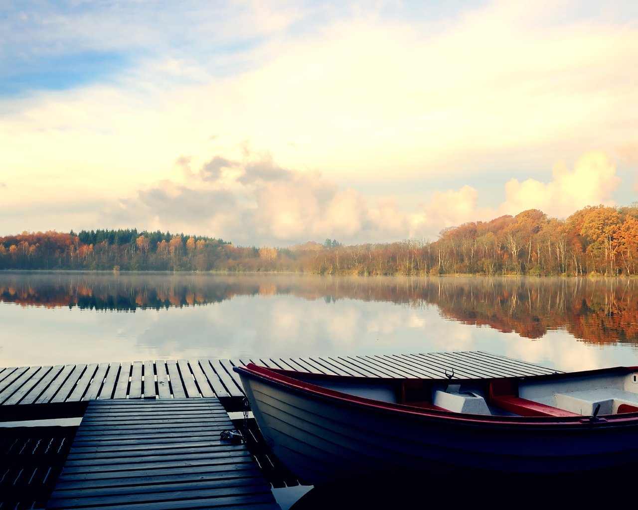 Обои деревья, озеро, осень, пирс, лодка, trees, lake, autumn, pierce, boat разрешение 1920x1080 Загрузить