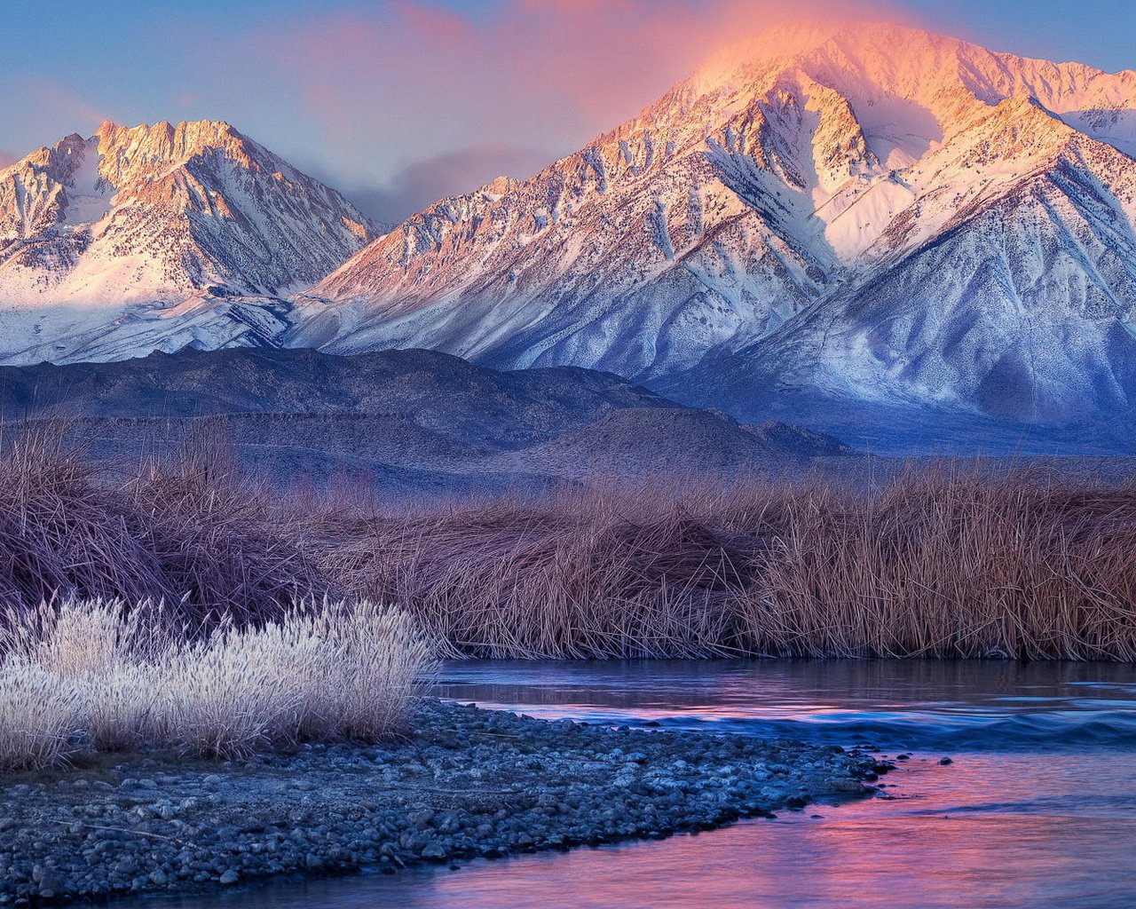 Обои трава, вода, горы, камни, пейзаж, grass, water, mountains, stones, landscape разрешение 1920x1080 Загрузить