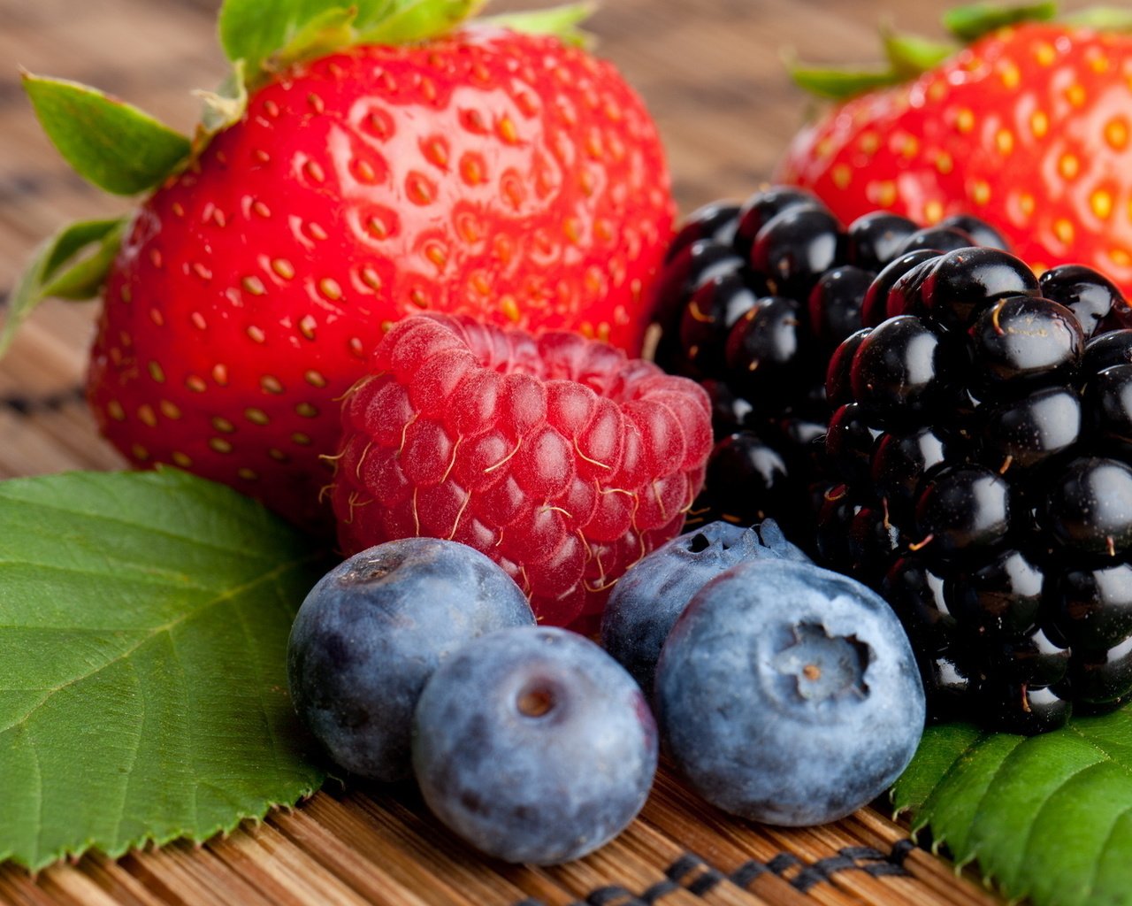Обои малина, клубника, ягоды, черника, ежевика, raspberry, strawberry, berries, blueberries, blackberry разрешение 1920x1080 Загрузить
