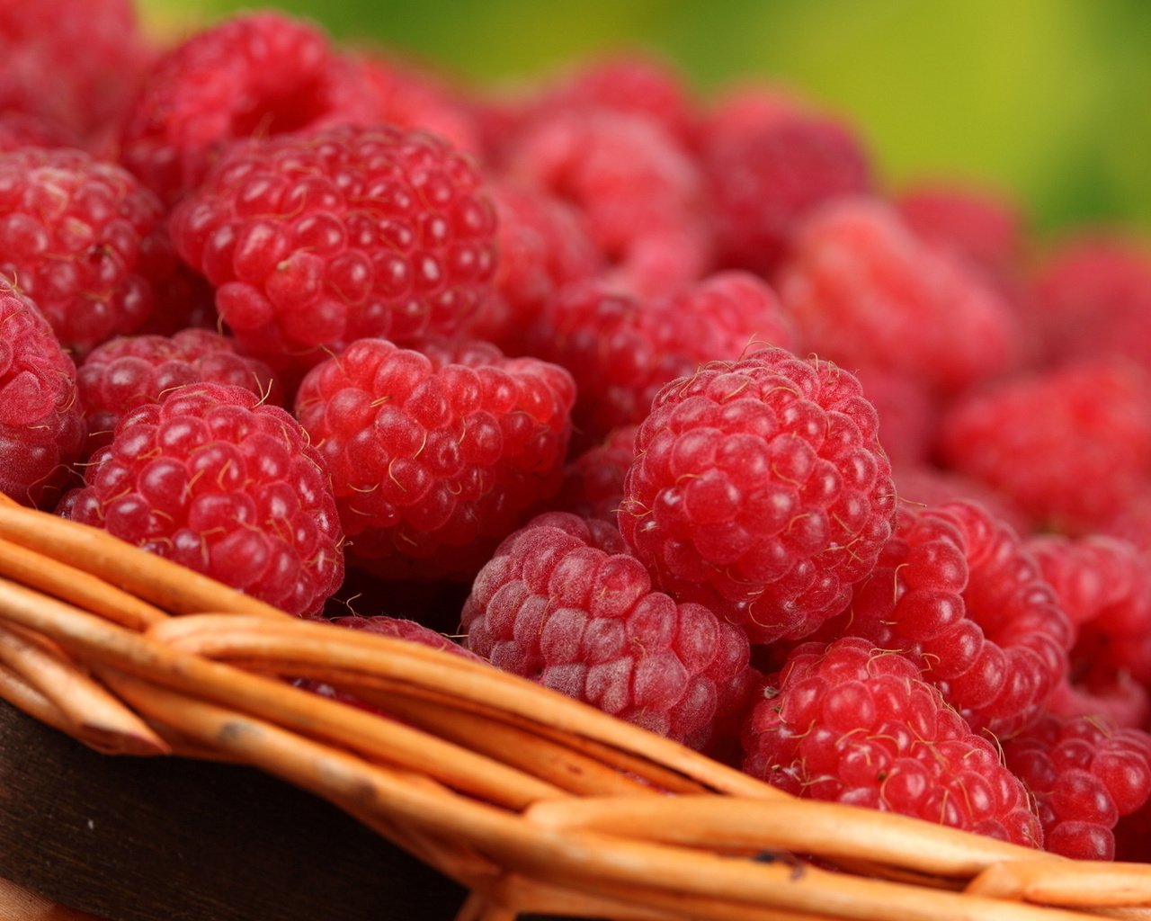 Обои макро, малина, ягоды, корзинка, вкусно, macro, raspberry, berries, basket, delicious разрешение 1920x1080 Загрузить