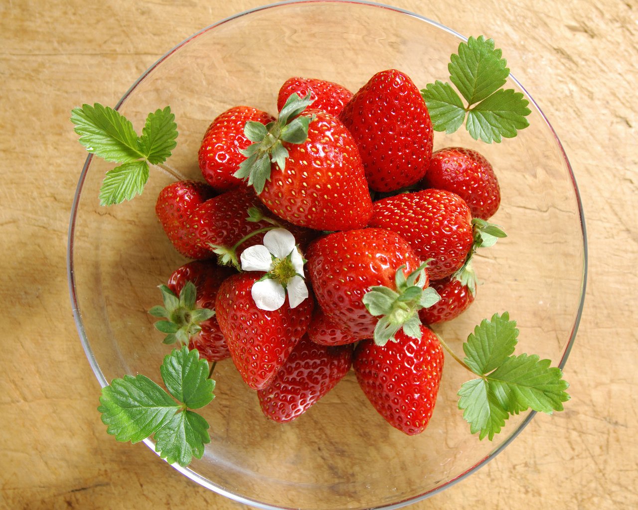 Обои клубника, листочки, тарелка, вкусно, 1920х1200, цветочек, strawberry, leaves, plate, delicious, 1920x1200, flower разрешение 1920x1200 Загрузить