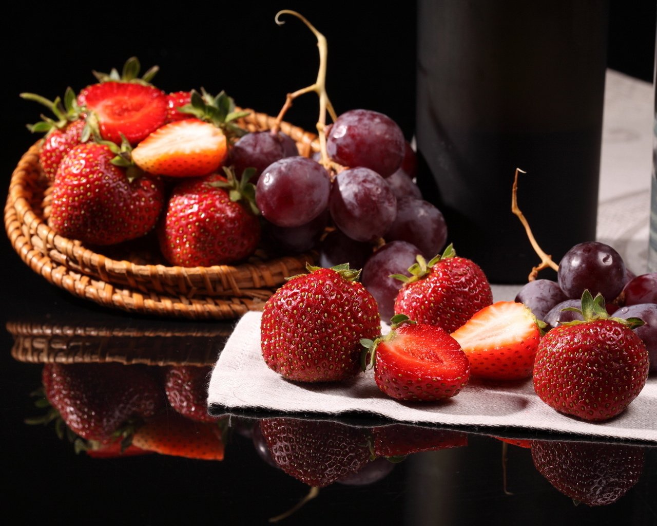Обои виноград, клубника, ягоды, grapes, strawberry, berries разрешение 1920x1200 Загрузить