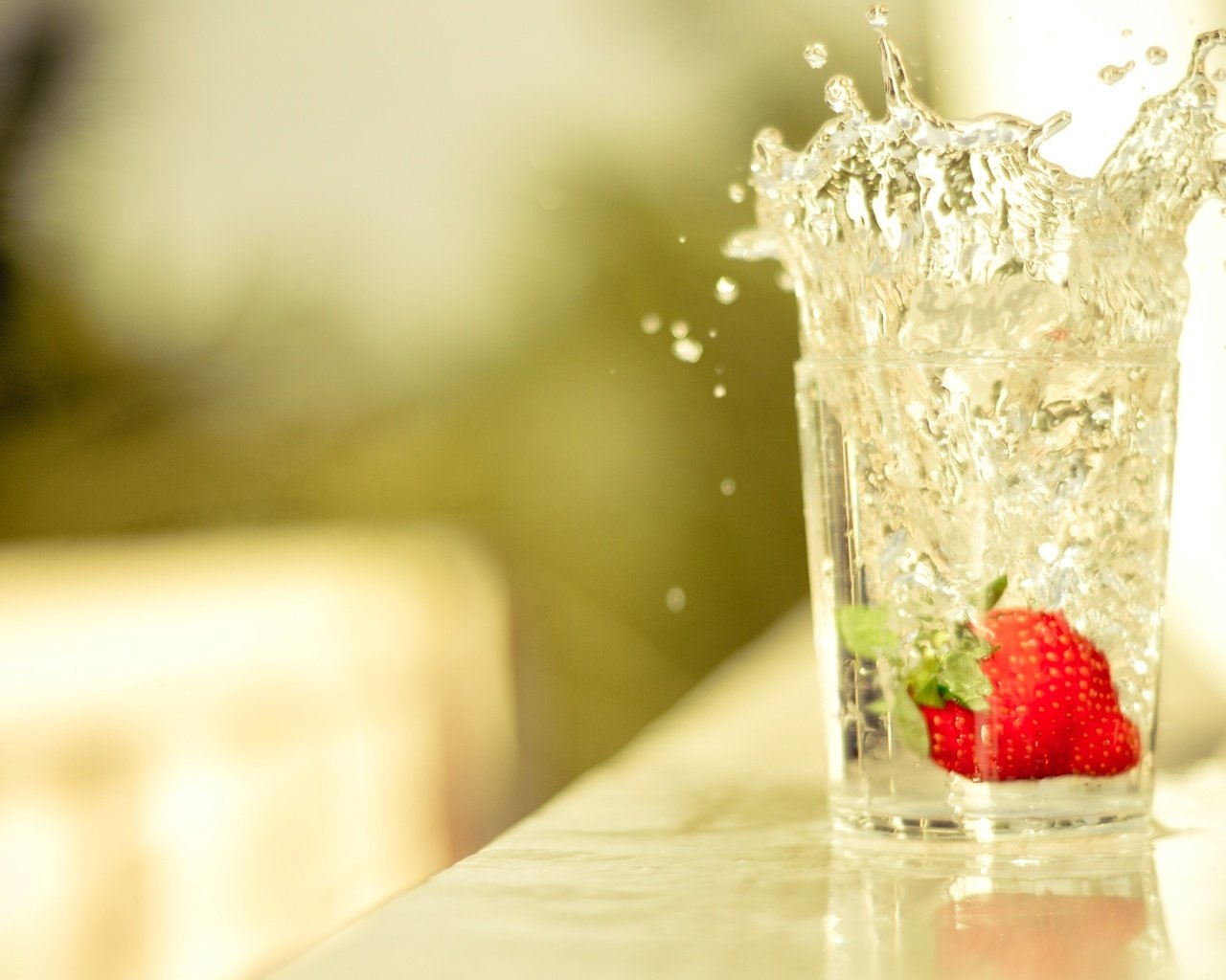 Обои вода, капли, клубника, стол, всплеск, стакан, water, drops, strawberry, table, splash, glass разрешение 2597x1724 Загрузить