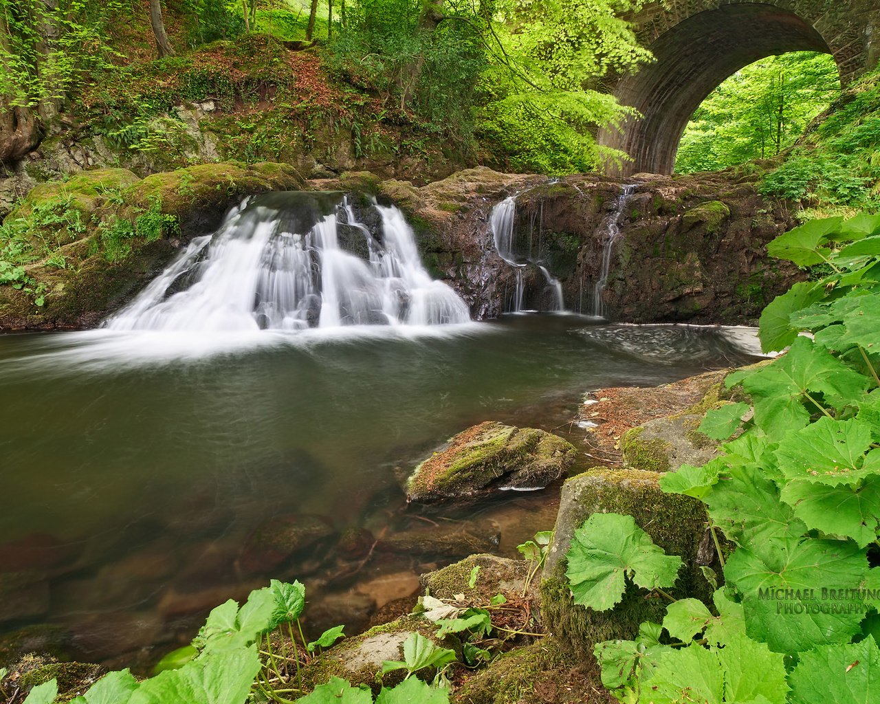 Обои камни, пейзаж, мост, водопад, водоем, арка, stones, landscape, bridge, waterfall, pond, arch разрешение 1920x1200 Загрузить