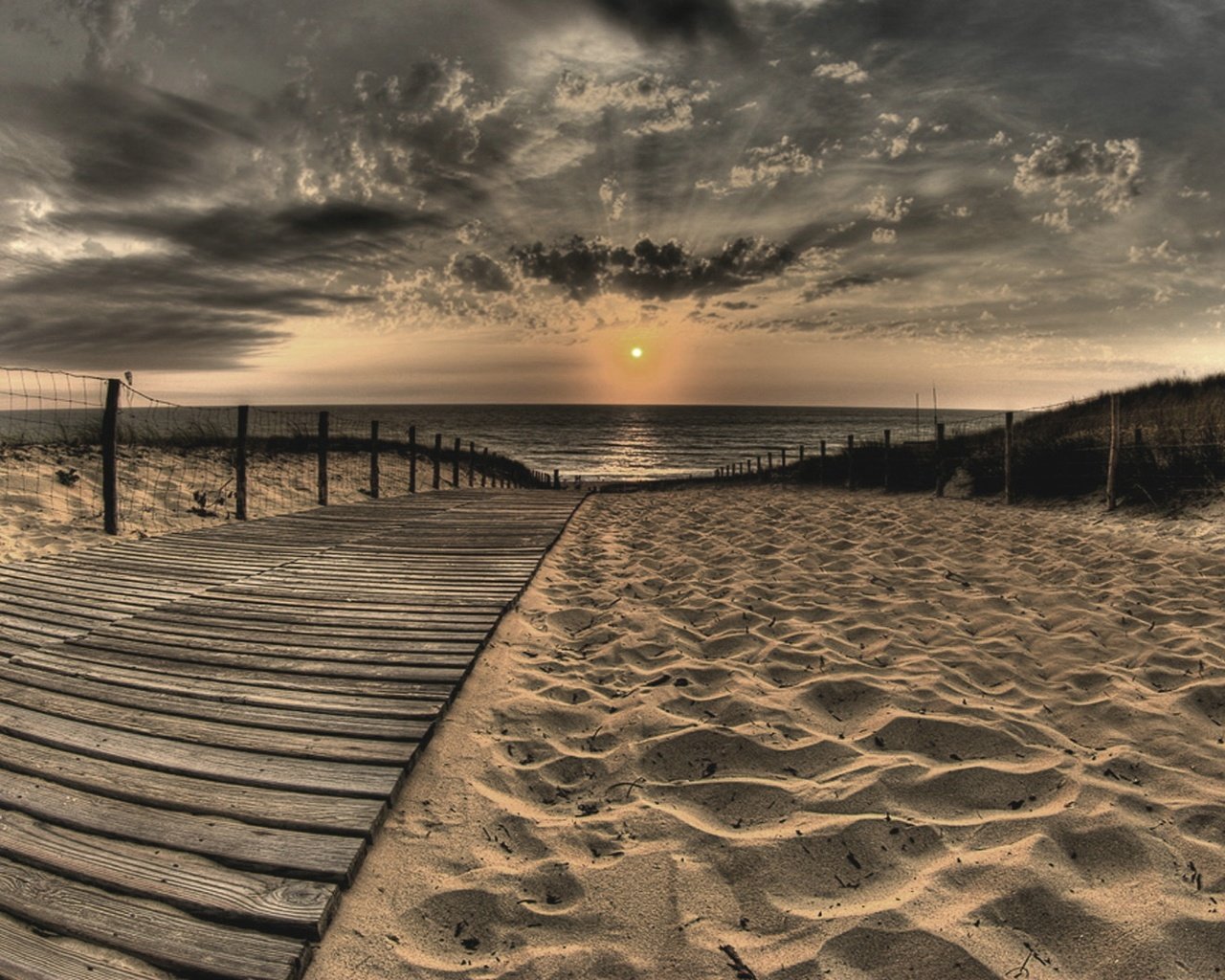 Обои облака, солнце, берег, песок, дорожка, пляж, clouds, the sun, shore, sand, track, beach разрешение 1920x1080 Загрузить