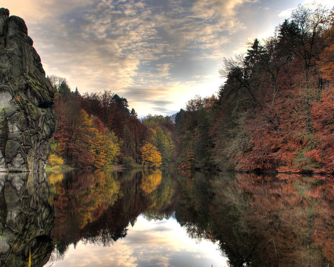 Обои деревья, вода, озеро, скала, осень, trees, water, lake, rock, autumn разрешение 1920x1080 Загрузить