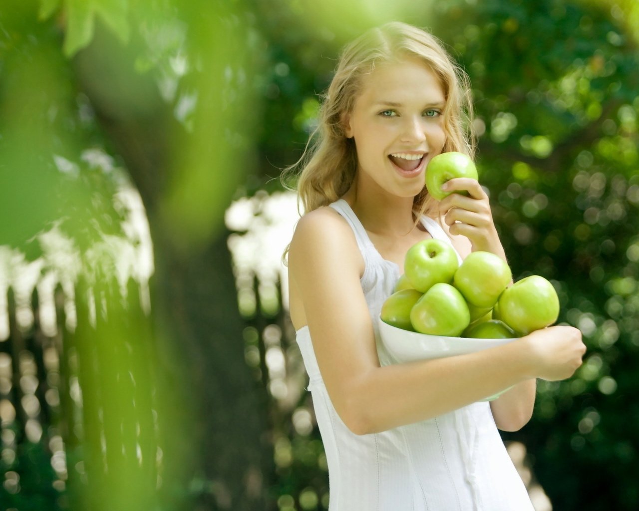 Обои девушка, яблоки, girl, apples разрешение 1920x1200 Загрузить