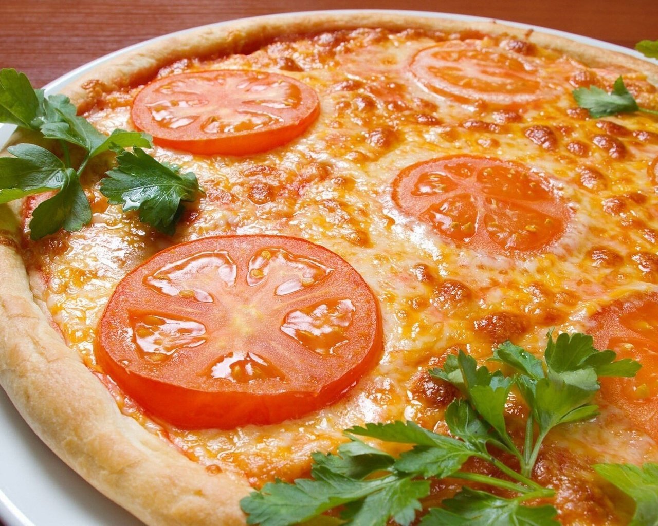 Обои зелень, сыр, выпечка, помидоры, пицца, greens, cheese, cakes, tomatoes, pizza разрешение 1920x1200 Загрузить