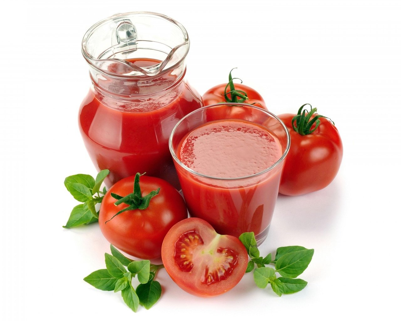 Обои белый фон, напитки, овощи, помидоры, томаты, томатный сок, white background, drinks, vegetables, tomatoes, tomato juice разрешение 1920x1200 Загрузить