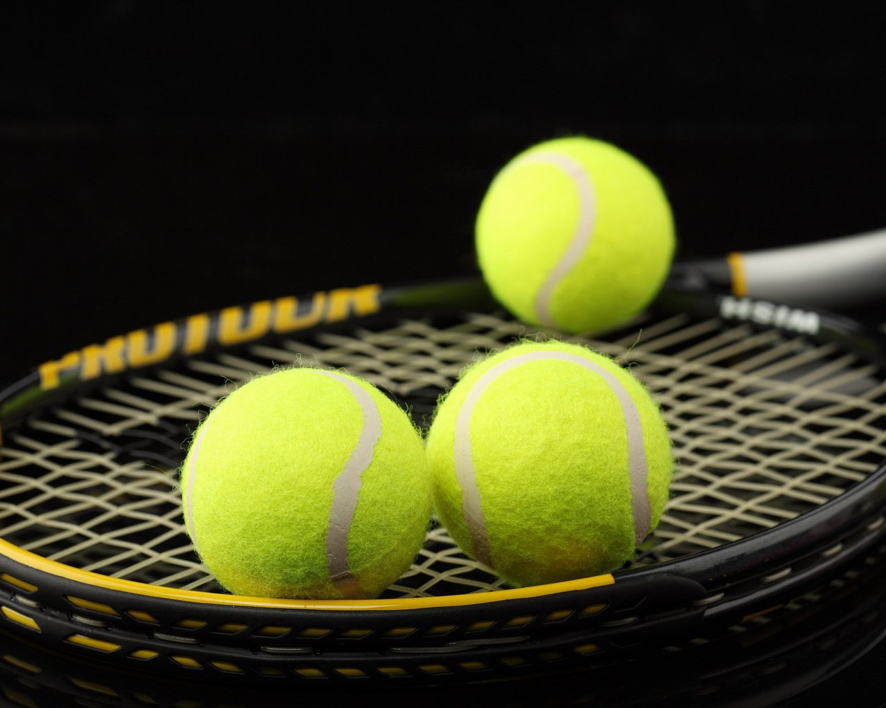 Обои макро, спорт, теннис, ракетка, мячи, macro, sport, tennis, racket, balls разрешение 1920x1280 Загрузить