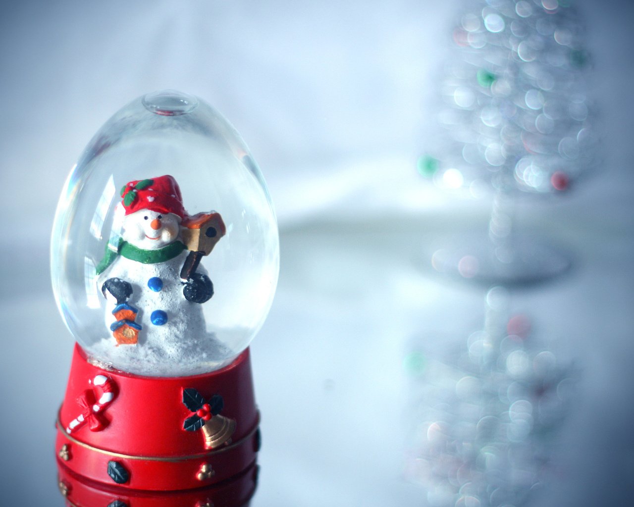 Обои новый год, снеговик, стеклянный шар, сувенир, new year, snowman, glass globe, souvenir разрешение 1920x1280 Загрузить