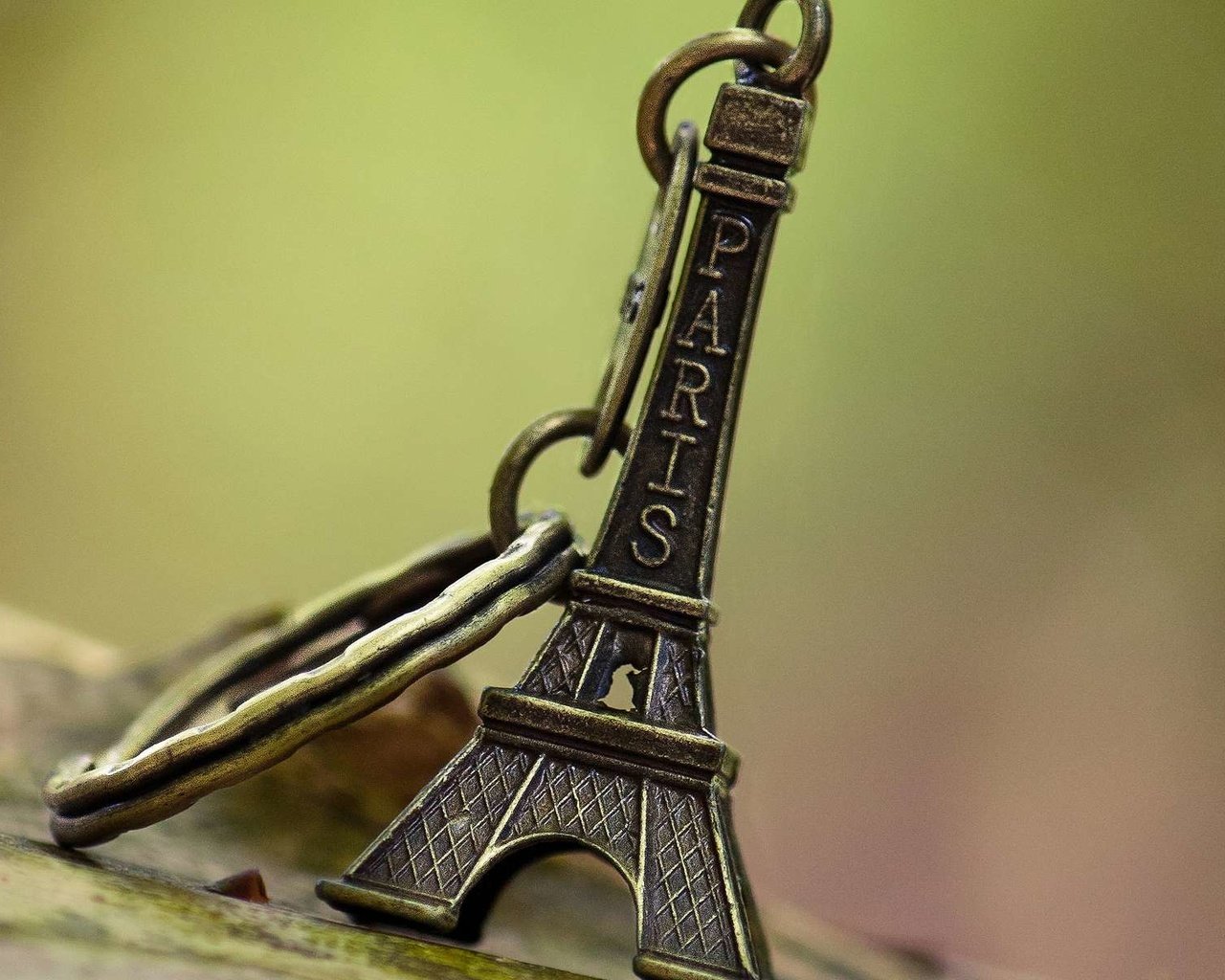 Обои эйфелева башня, брелок, eiffel tower, keychain разрешение 1920x1200 Загрузить