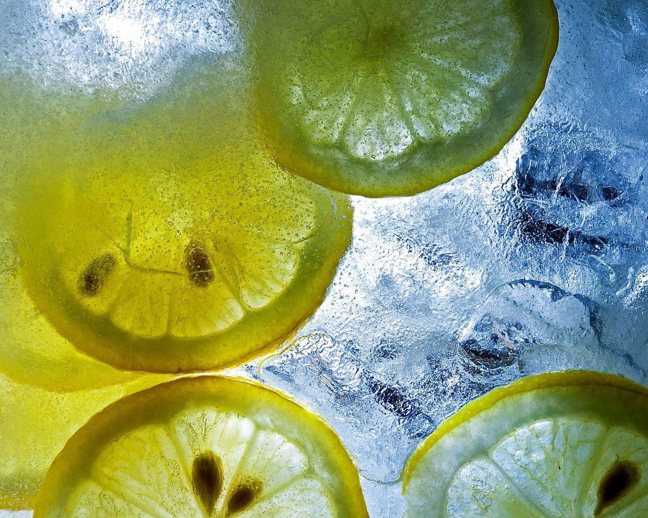 Вода с лимоном понижает. Фрукты во льду. Сочные фрукты. Фрукты в воде. Вода с лимоном.