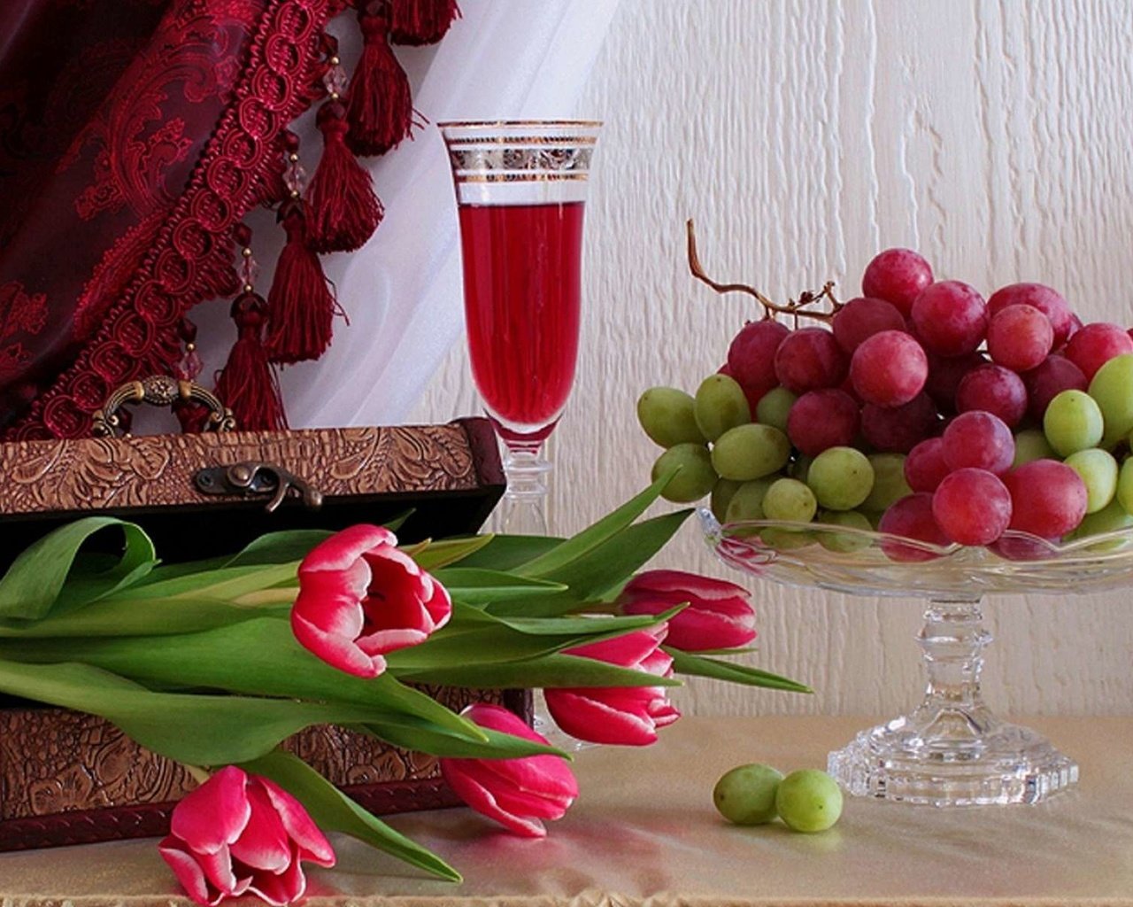 Обои виноград, тюльпаны, вино, grapes, tulips, wine разрешение 1920x1200 Загрузить