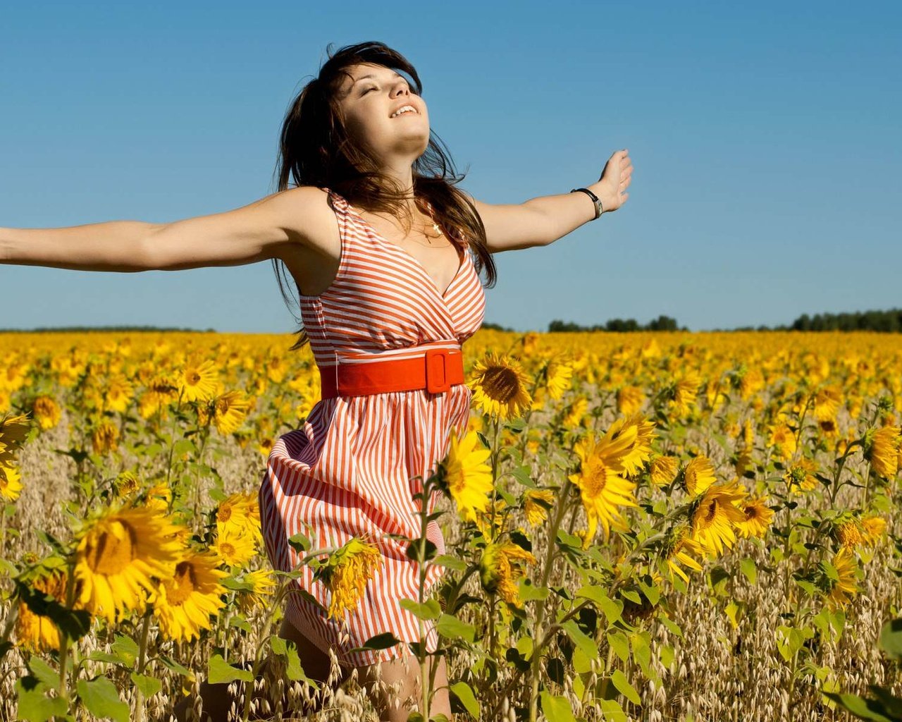 Обои девушка, поле, радость, подсолнухи, girl, field, joy, sunflowers разрешение 1920x1200 Загрузить