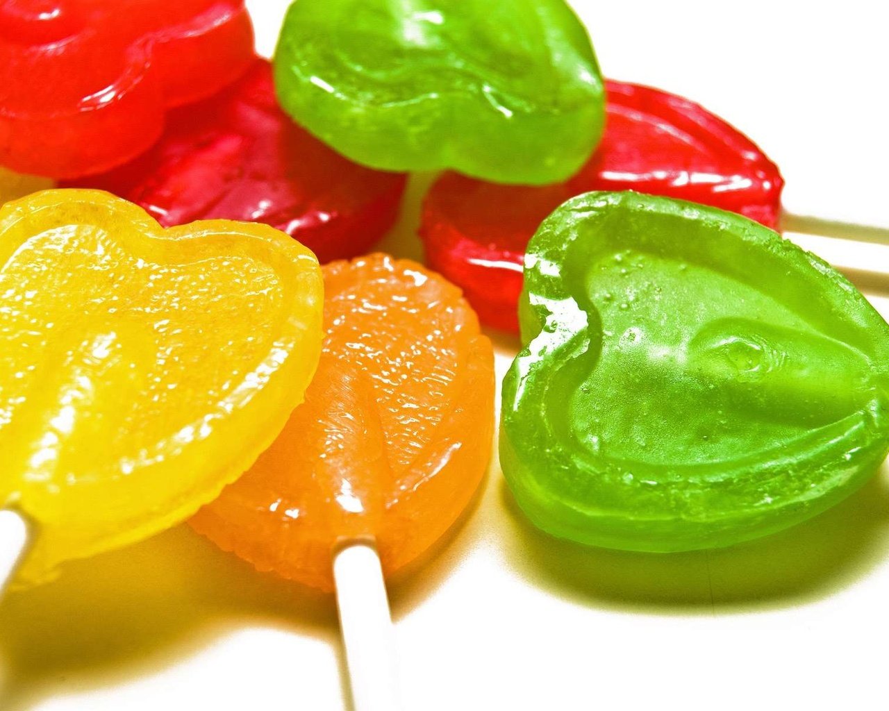 Обои разноцветные, конфеты, форма, сердце, сладкое, леденцы, леденцы на палочке, colorful, candy, form, heart, sweet, lollipops разрешение 1920x1200 Загрузить