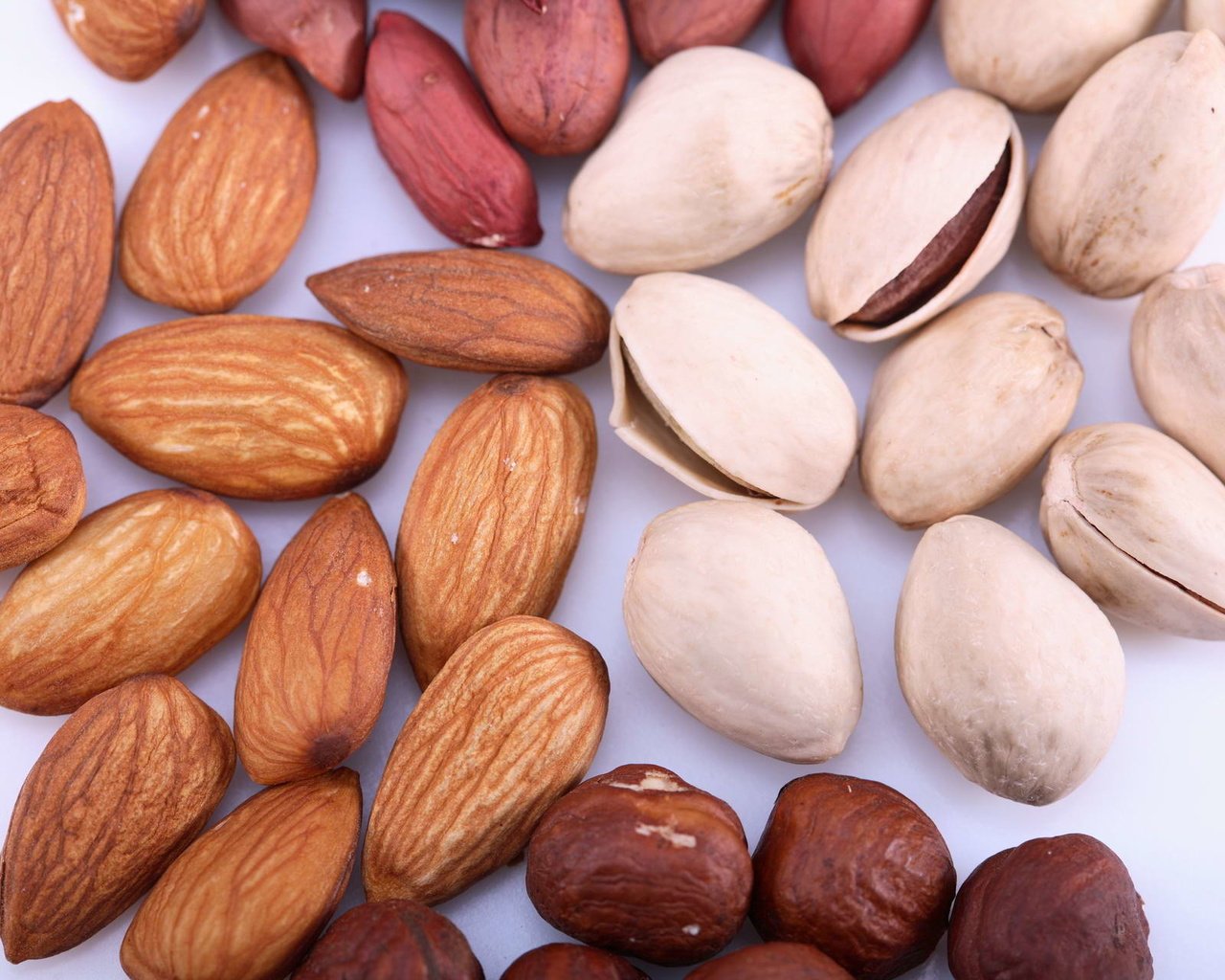 Обои орехи, фундук, арахис, миндаль, фисташки, nuts, hazelnuts, peanuts, almonds, pistachios разрешение 1920x1280 Загрузить