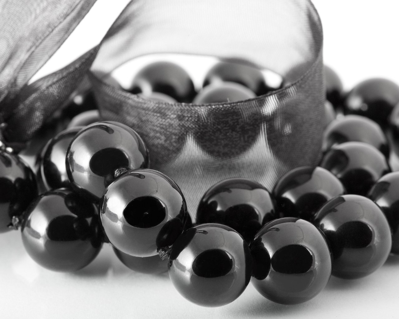 Обои драгоценности, ожерелье, жемчуг, черный жемчуг, jewelry, necklace, pearl, black pearl разрешение 2880x1800 Загрузить