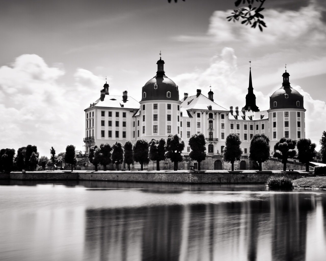 Обои город, чёрно-белое, архитектура, здание, the city, black and white, architecture, the building разрешение 2560x1600 Загрузить