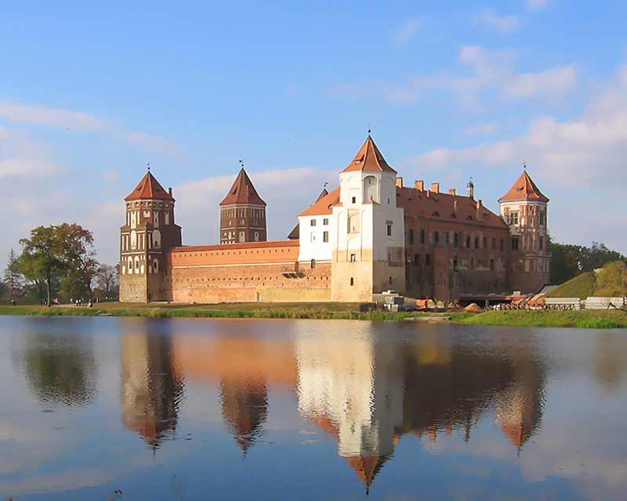 Обои озеро, замок, отражение в воде, lake, castle, the reflection in the water разрешение 1920x1200 Загрузить