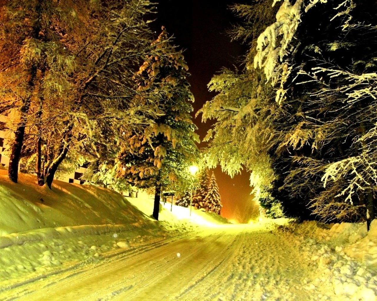 Обои дорога, деревья, снег, зима, мороз, сугробы, снежная, road, trees, snow, winter, frost, the snow разрешение 2000x1250 Загрузить
