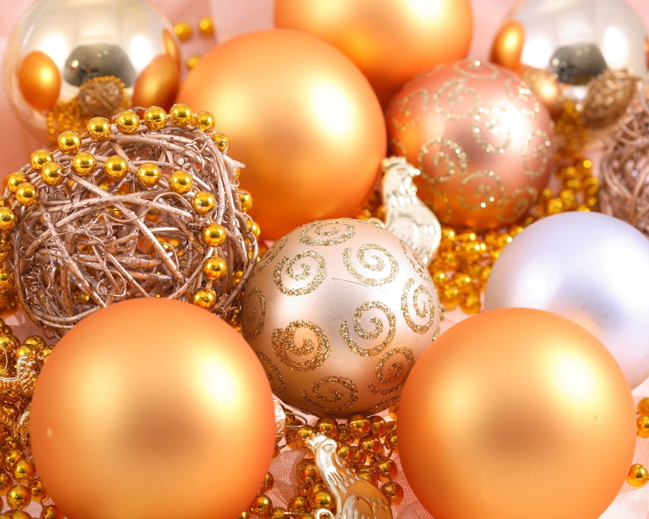 Обои новый год, зима, елочные игрушки, золотые, новогодние игрушки, новогодний шар, new year, winter, christmas decorations, gold, christmas toys, christmas ball разрешение 1920x1200 Загрузить