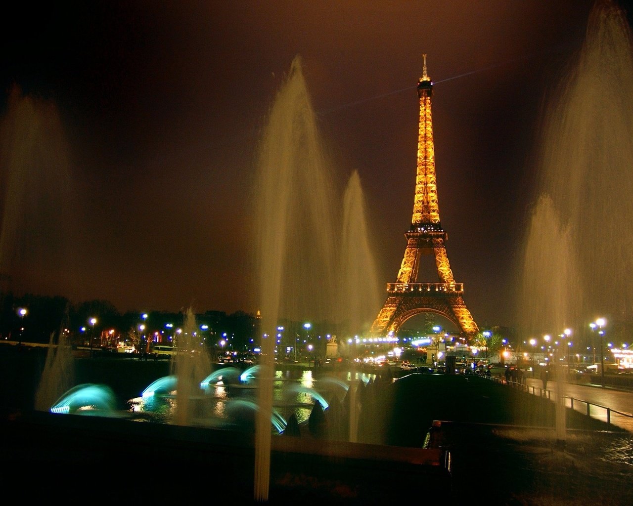 Загрузить обои ночь, париж, фонтан, эйфелева башня, night, paris, fountain,...