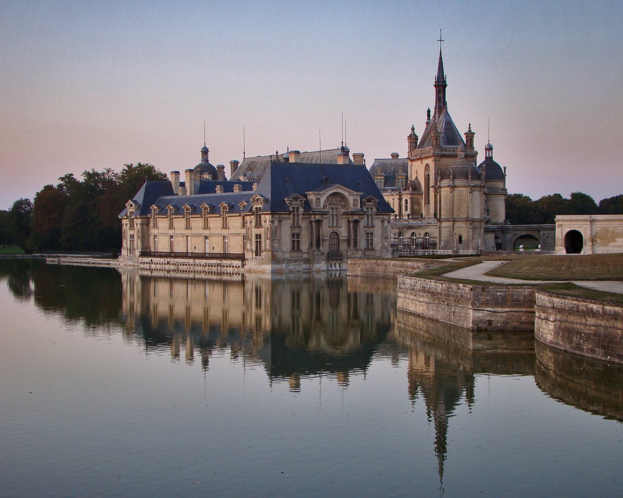Обои вода, отражение, замок, франция, замок шантийи, water, reflection, castle, france, chantilly castle разрешение 3456x2592 Загрузить