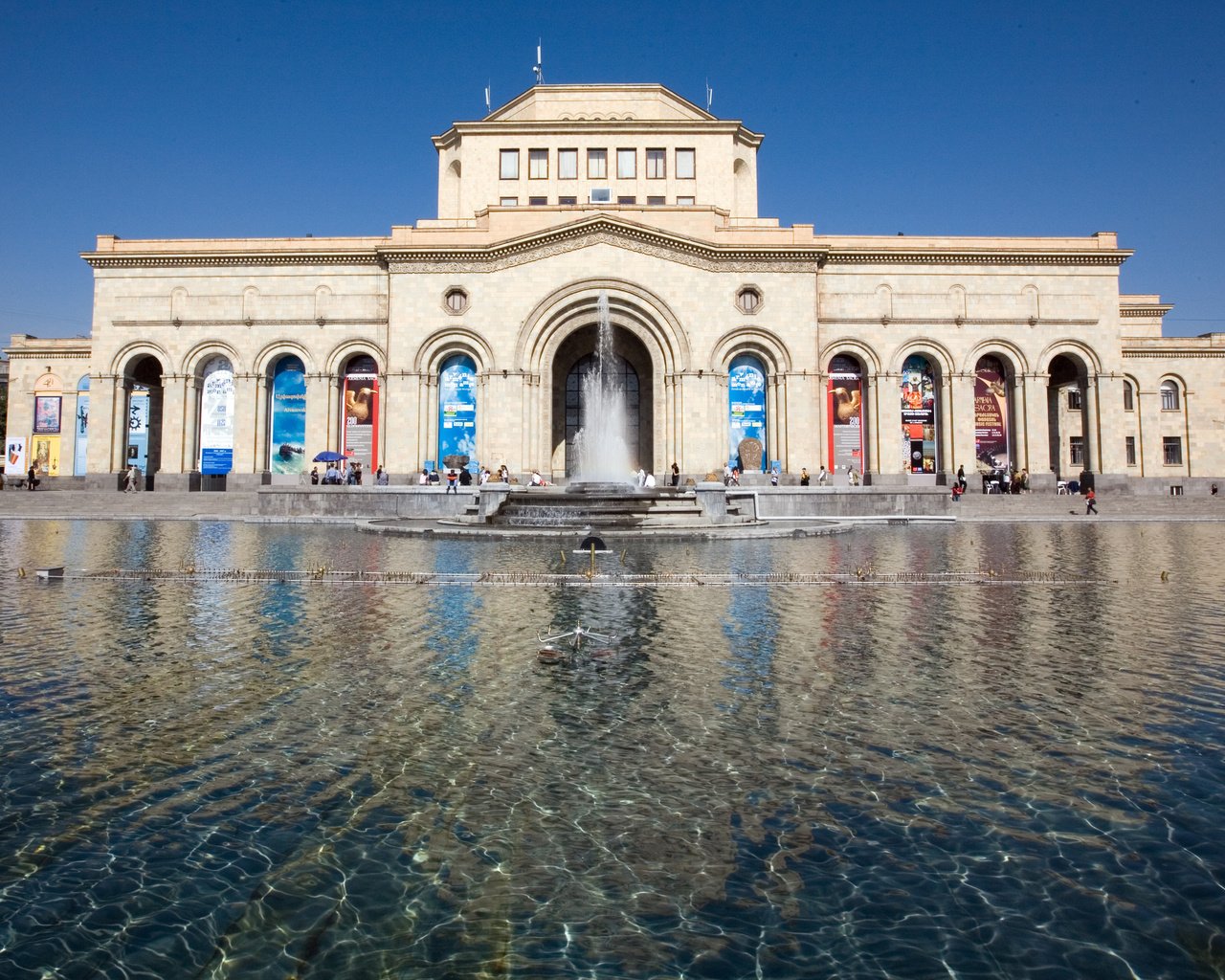 Обои вода, здание, армения, ереван, water, the building, armenia, yerevan разрешение 2560x1600 Загрузить