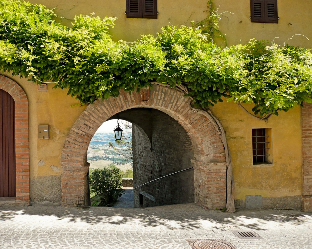 Обои зелень, италия, арка, мостовая, greens, italy, arch, bridge разрешение 1920x1440 Загрузить