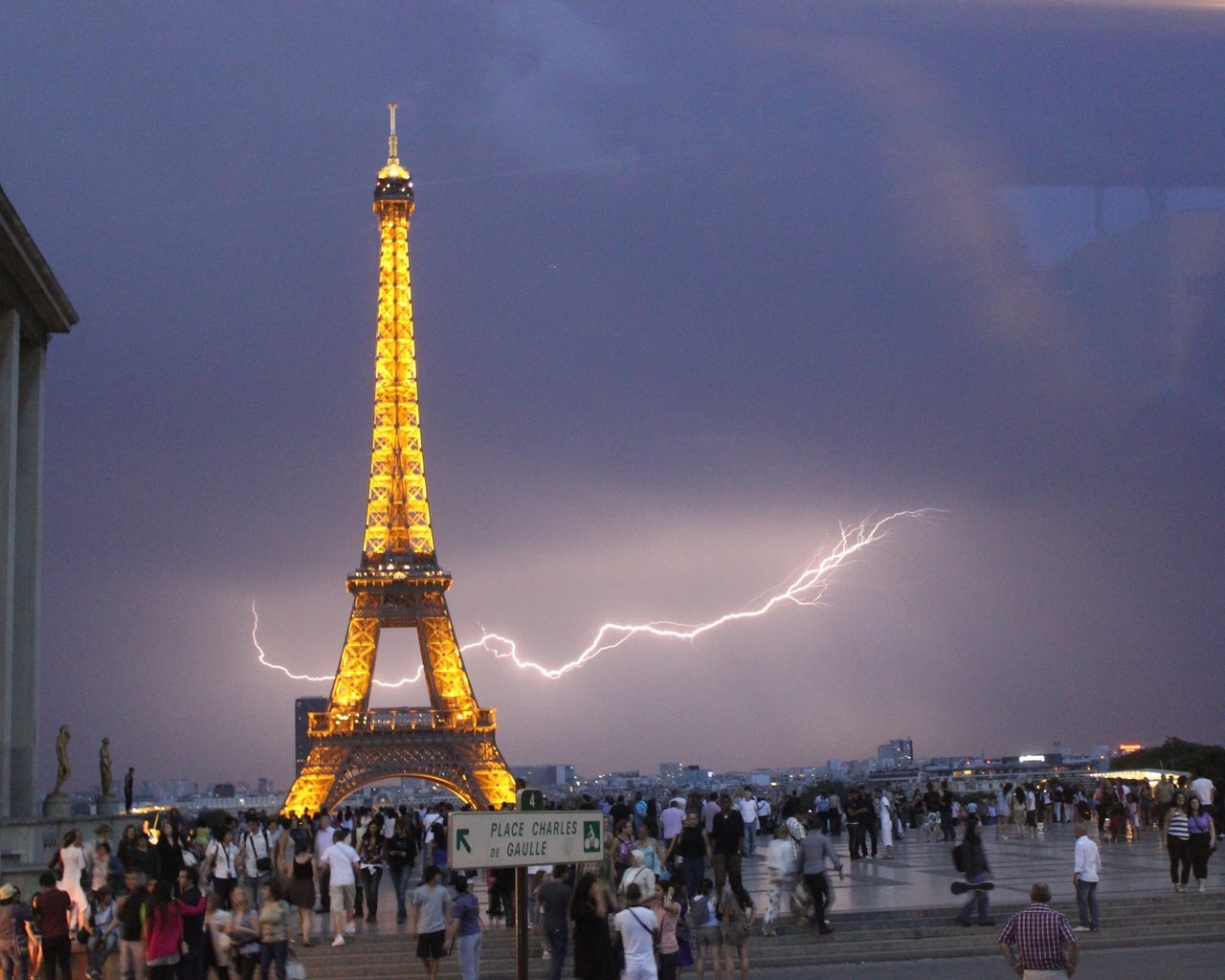 Обои молния, париж, франция, эйфелева башня, lightning, paris, france, eiffel tower разрешение 4147x2765 Загрузить