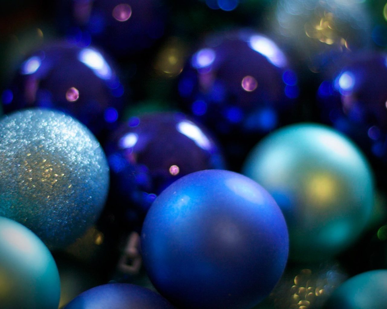 Обои новый год, зима, синий, голубой, блеск, елочные шары, new year, winter, blue, shine, christmas balls разрешение 1920x1200 Загрузить