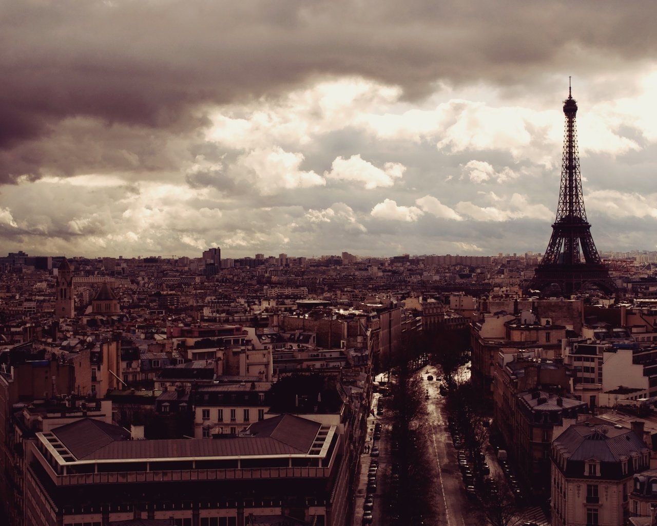 Обои тучи, город, париж, эйфелева башня, clouds, the city, paris, eiffel tower разрешение 2560x1600 Загрузить