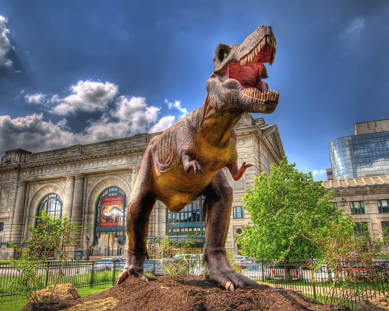 Обои динозавр, здание, скульптура, dinosaur, the building, sculpture разрешение 1920x1292 Загрузить
