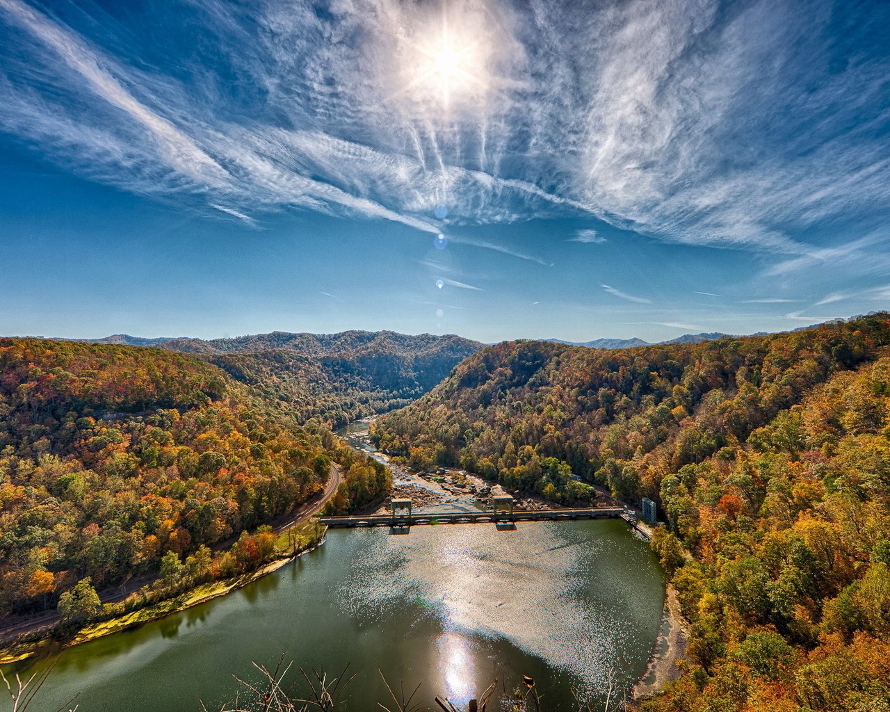 Обои небо, облака, река, горы, лес, плотина, the sky, clouds, river, mountains, forest, dam разрешение 1920x1280 Загрузить