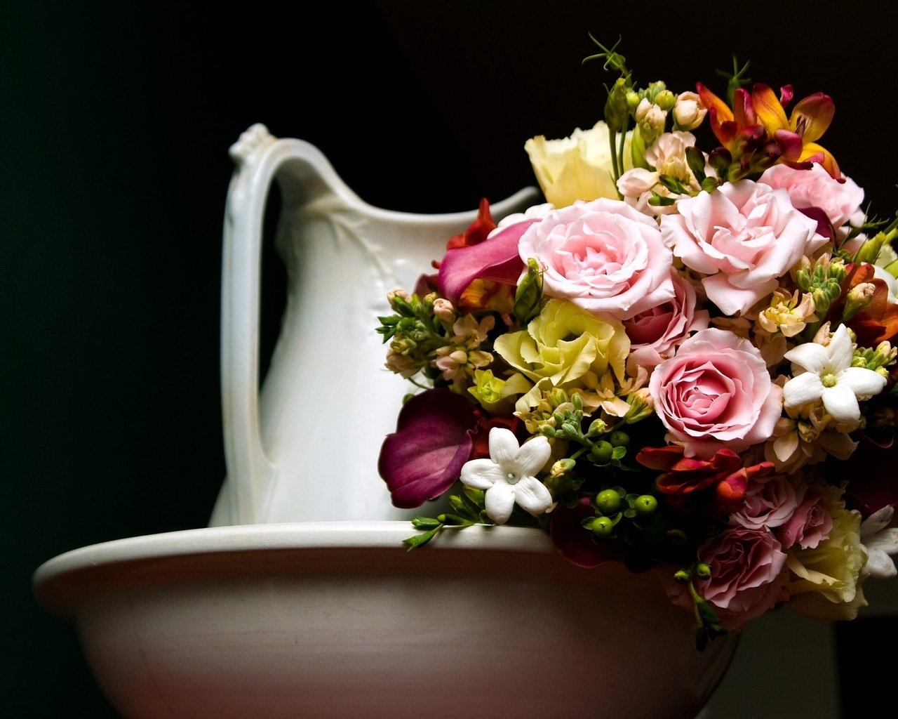 Обои темный фон, букет, кувшин, the dark background, bouquet, pitcher разрешение 3000x1951 Загрузить