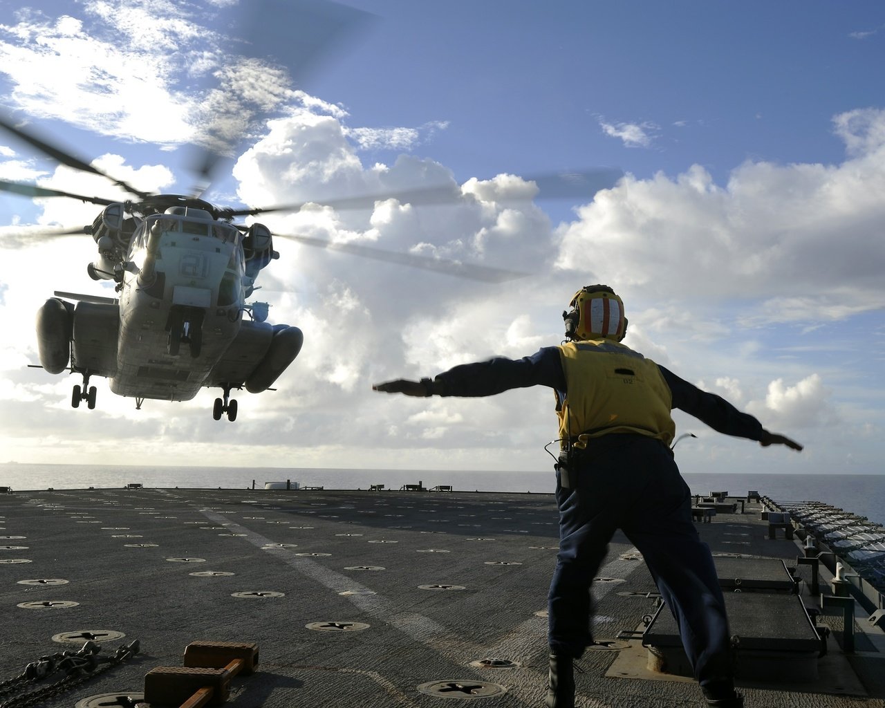 Обои человек, вертолет, авианосец, палуба, площадка, people, helicopter, the carrier, deck, playground разрешение 3000x1996 Загрузить