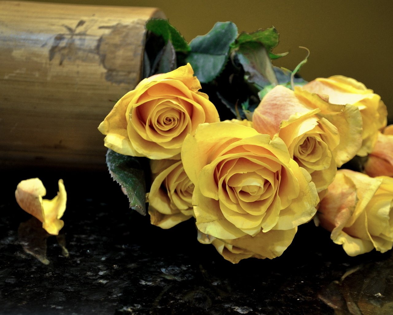 Обои розы, лепестки, букет, ваза, cvety, zheltye, rozy, buket, roses, petals, bouquet, vase разрешение 1920x1080 Загрузить