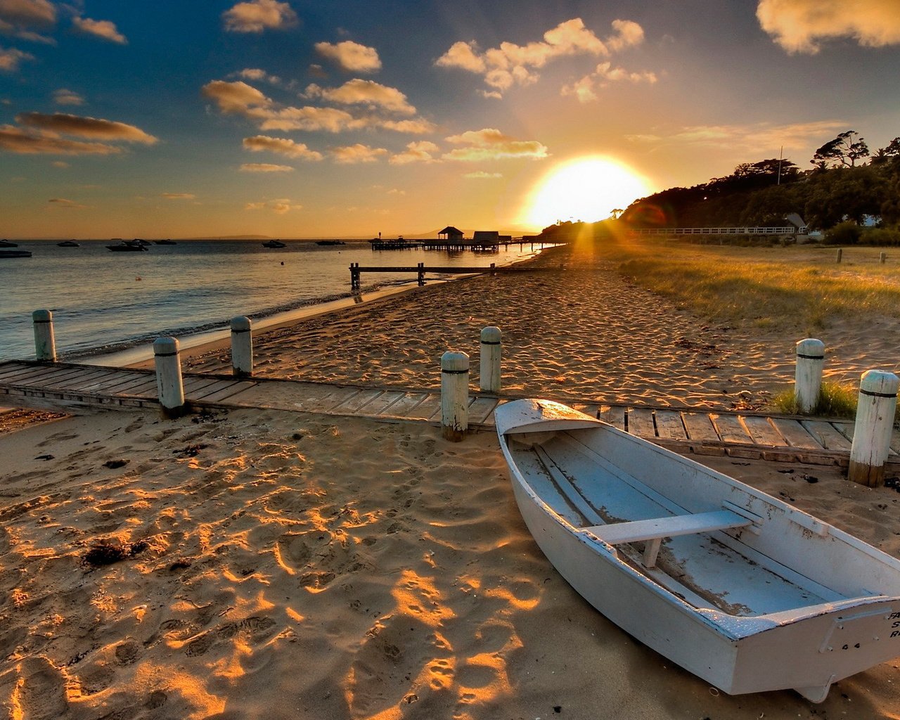 Обои вода, солнце, берег, закат, песок, пляж, лодка, water, the sun, shore, sunset, sand, beach, boat разрешение 1920x1080 Загрузить