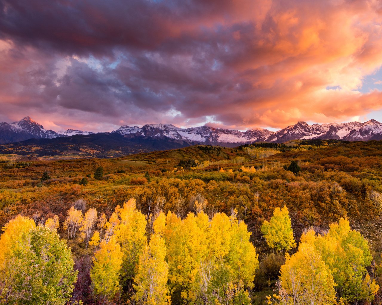 Обои небо, облака, горы, лес, закат, осень, the sky, clouds, mountains, forest, sunset, autumn разрешение 2048x1346 Загрузить