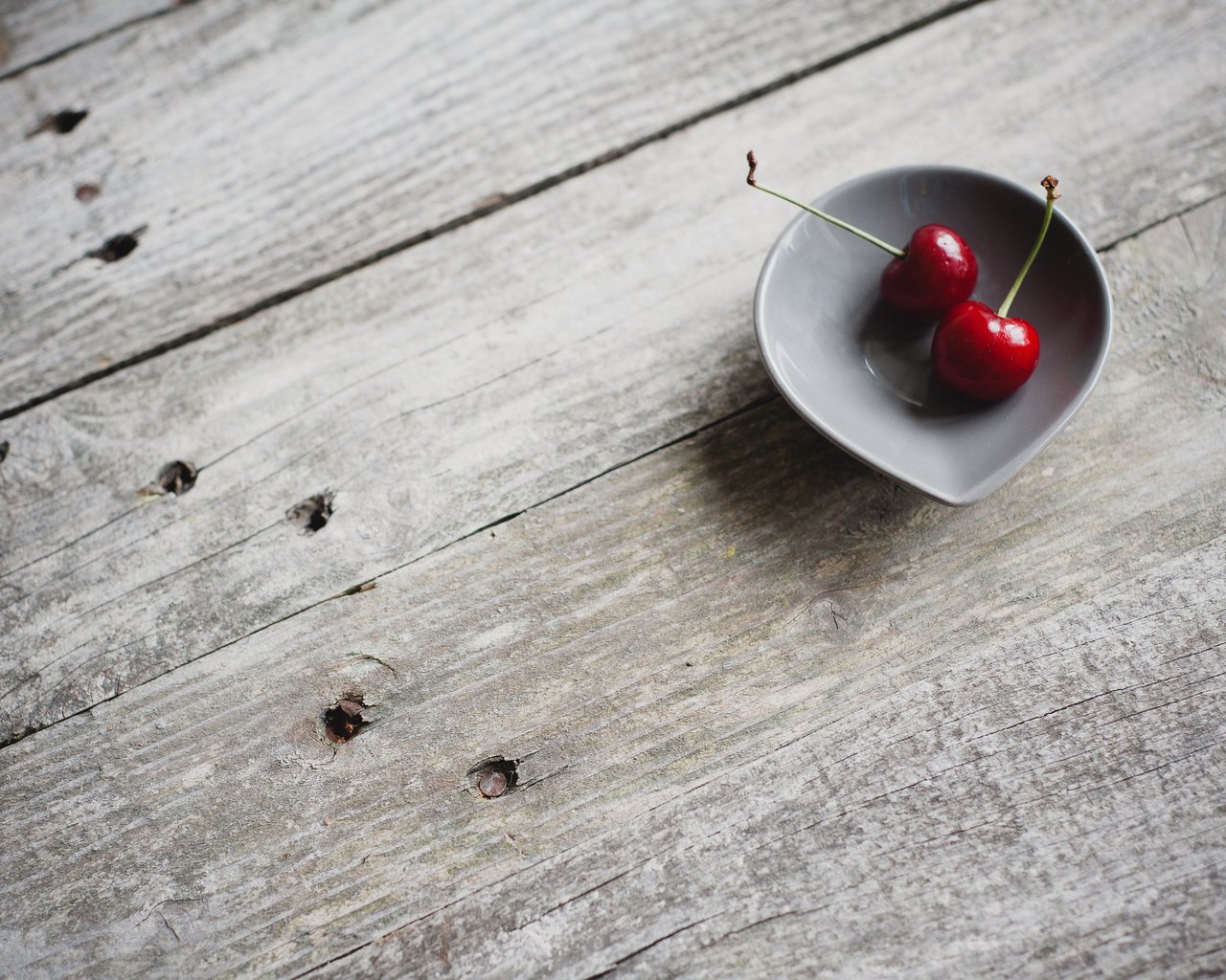 Обои дерево, макро, ягода, доски, черешня, пол, вишня, чашка, tree, macro, berry, board, cherry, floor, cup разрешение 2048x1363 Загрузить