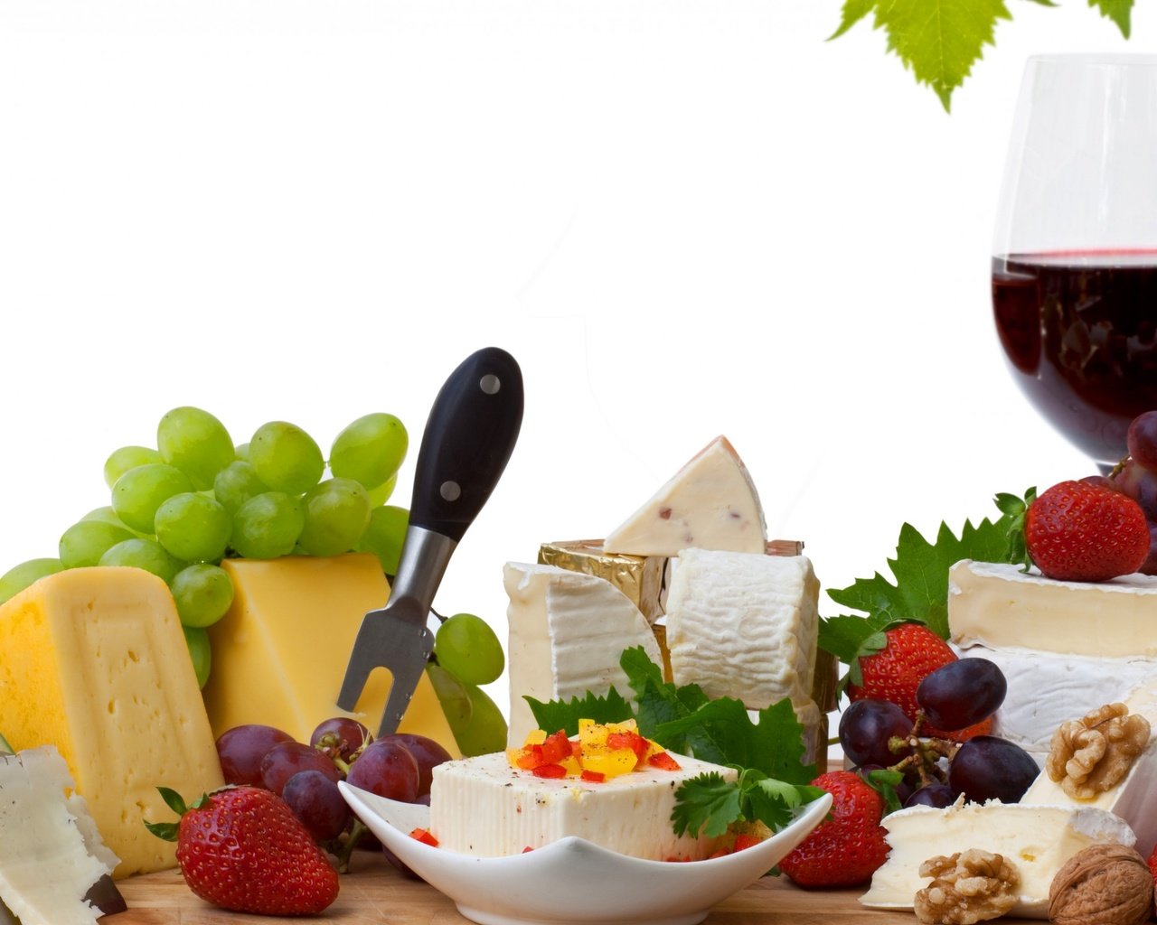 Обои виноград, клубника, бокал, сыр, вино, красное, грецкие орехи, grapes, strawberry, glass, cheese, wine, red, walnuts разрешение 2560x1600 Загрузить
