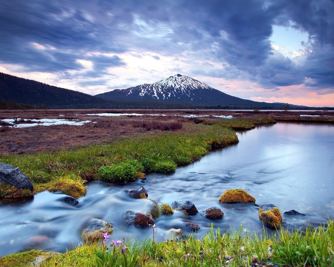 Обои небо, трава, река, горы, природа, камни, закат, пейзаж, the sky, grass, river, mountains, nature, stones, sunset, landscape разрешение 1920x1200 Загрузить