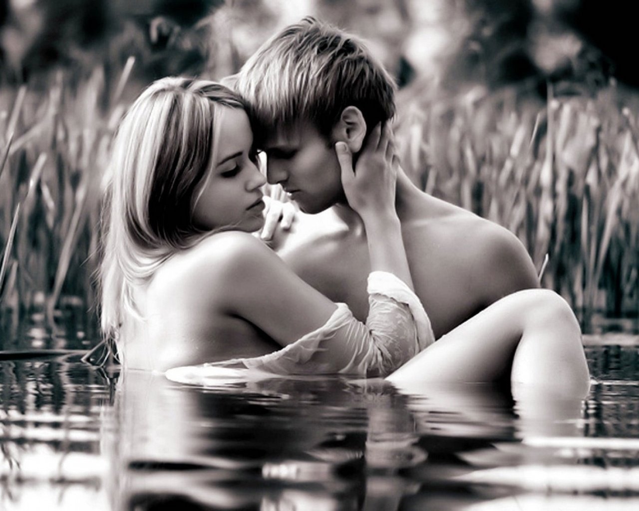 Обои вода, девушка, парень, чёрно-белое, любовь, романтика, water, girl, guy, black and white, love, romance разрешение 1920x1200 Загрузить