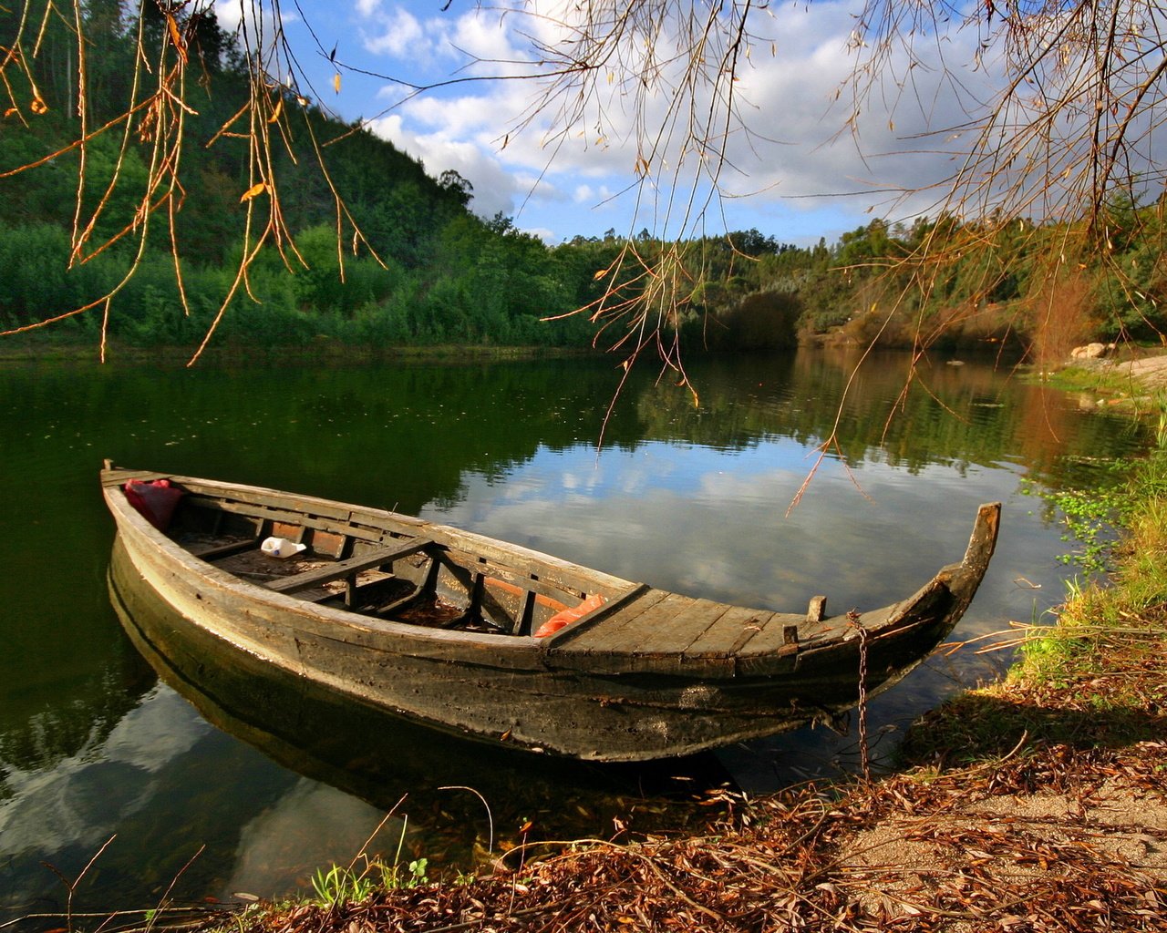 На берегу большой реки жил. Лодка. Лодка на берегу реки. Старая лодка. Лодка деревянная.
