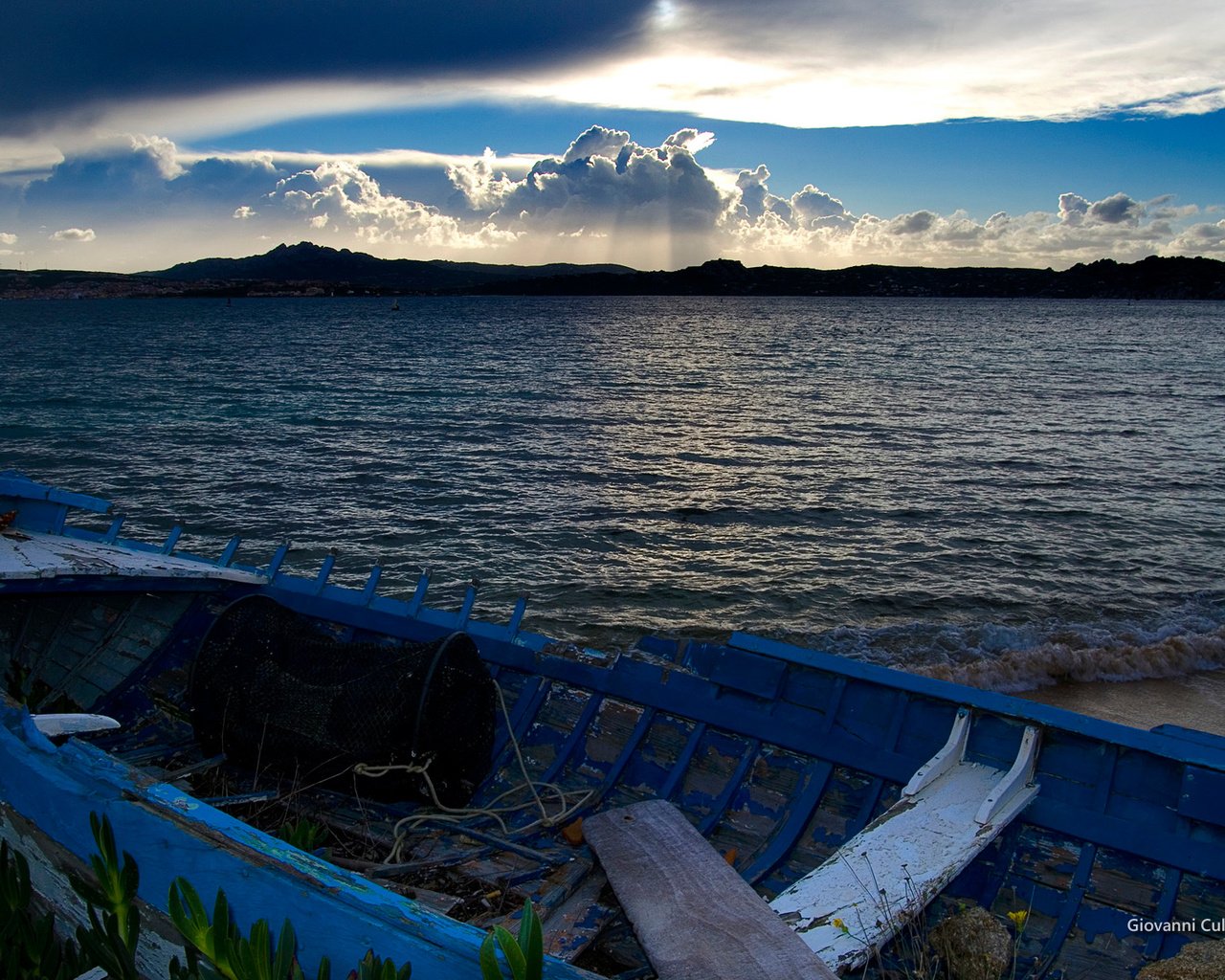 Обои небо, берег, пейзаж, море, лодка, италия, сардиния, деревянная, the sky, shore, landscape, sea, boat, italy, sardinia, wooden разрешение 1920x1200 Загрузить