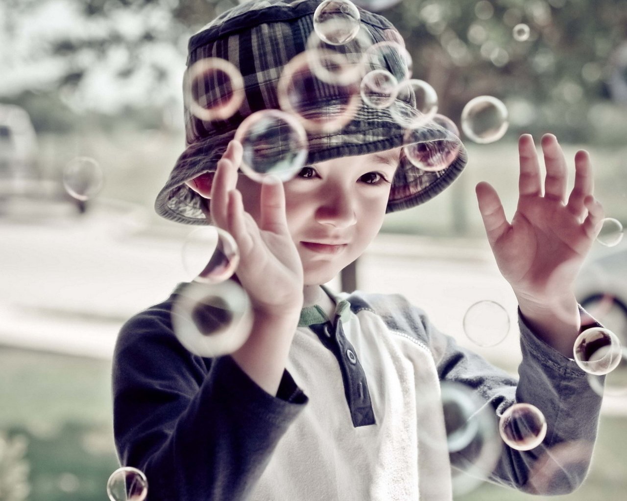 Обои настроение, дети, мальчик, мыльные пузыри, mood, children, boy, bubbles разрешение 1920x1200 Загрузить