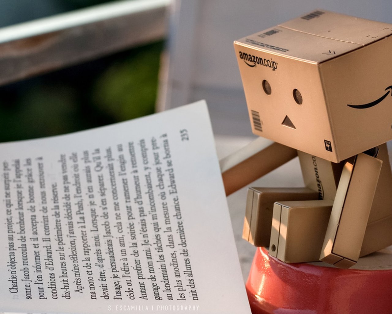 Обои робот, книга, данбо, korobochka, knizhka, картонный человечек, robot, book, danbo, cardboard man разрешение 1920x1200 Загрузить