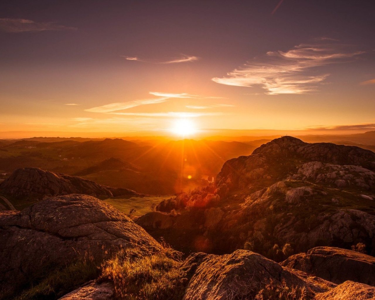 Обои горы, солнце, природа, пейзаж, вид, рассвет, панорамма, mountains, the sun, nature, landscape, view, dawn, panorama разрешение 2000x1125 Загрузить